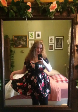 sergle:  NEW DRESS!! also, i finally took a pic of maya’s bee skirt i got a bit back!