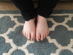 daddyssassycumslut:  @beme1987 Requested I post some pics of my feetsies… So here you go, hope you enjoy. 😋👣  Super sexy little feet