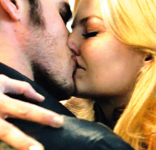 justalilblondemama:the-rollyjoger:“Killian, i’m not a tearful goodbye kiss person.But maybe ju
