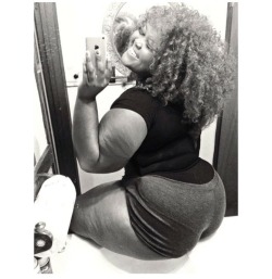 dumptruckthicc:  Curly cutie with curves😍😍😍