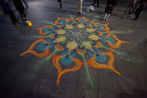 Man Spontaneously Creates Incredible Sand Paintings by Hand