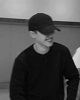 sichengaf: 20160917 infinite challenge ~ do kyungsoo’s black gaze under his black cap (accordi