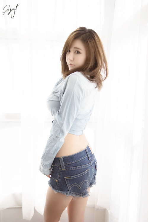 Ryu Ji Hye - Denim Set Pics