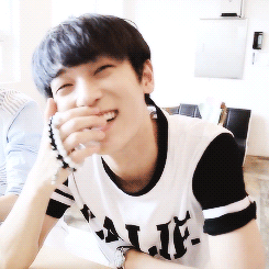 jeonwoof:  flustered byunghoney ( *´艸`) 