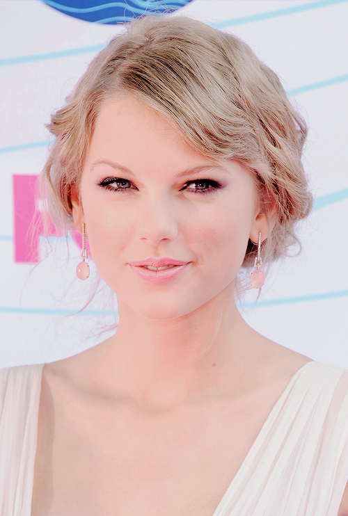 youneverlovedmes: Taylor looks (appearences version) ⇢ 9/∞