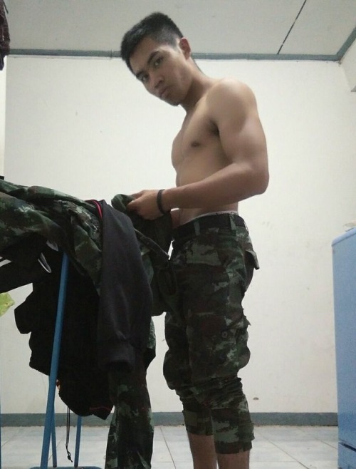 klgayslutb: chill-lah-bro: Army boy with his powerful thick shortgun !! Nice tool
