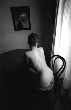 theblackcatzon:  soyouthinkyoucansee: Derriere sur une chaise cannée, 1979 by Jeanloup Sieff  