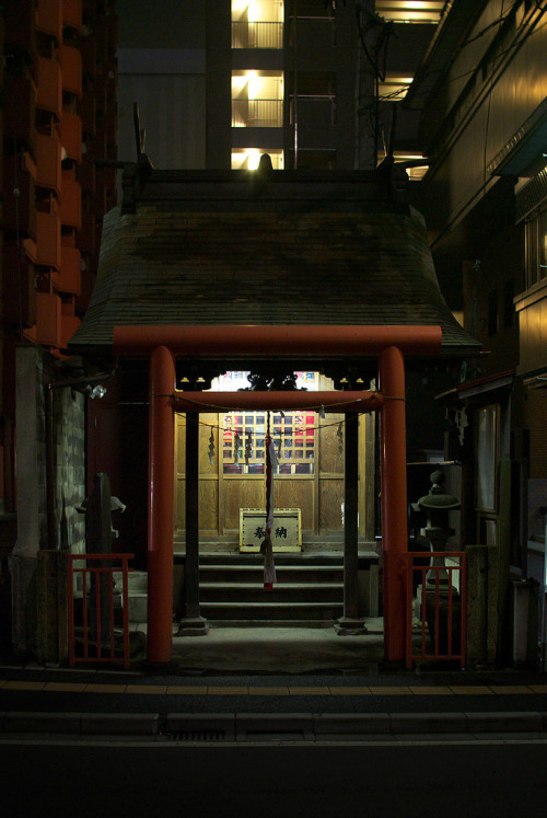 jpnys: Shrine by sandman_kk on Flickr.