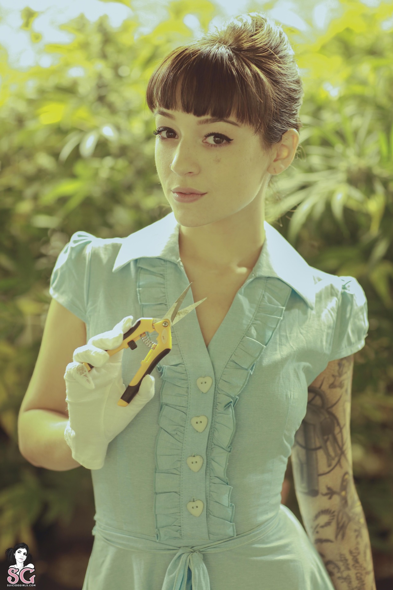 past-her-eyes:   Damsel Suicide + Dimples Suicide + Brewin Suicide www.suicidegirls.com/girls/damsel