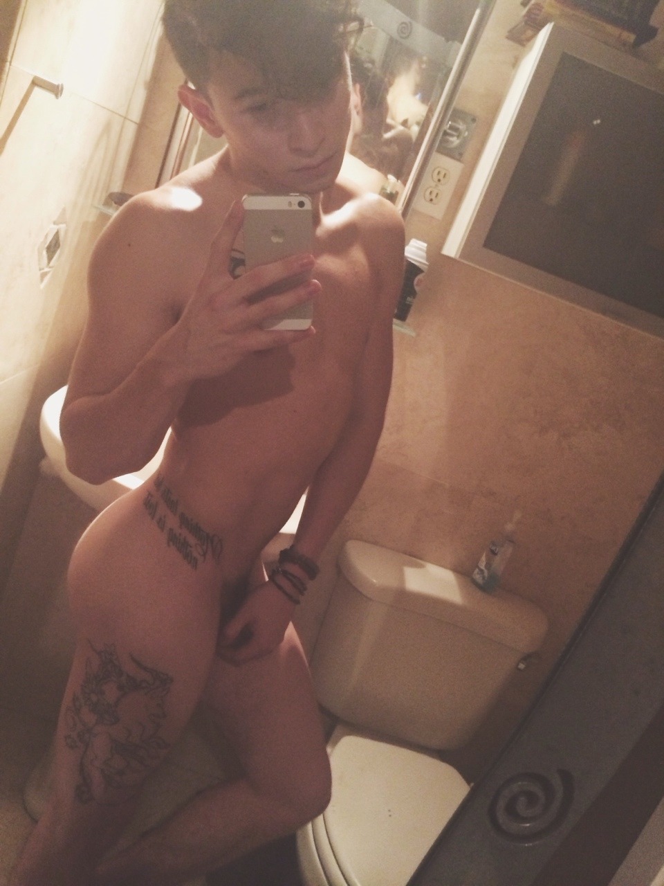 luxobscuraxx:  nakey 