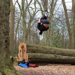 yendorl:  #nature #parkour #freerunning #streetworkout #woods #calisthenics #takeflight @tkflt