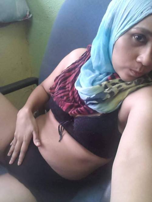 sangapawektudungposts:  janda gersang bertudung adult photos