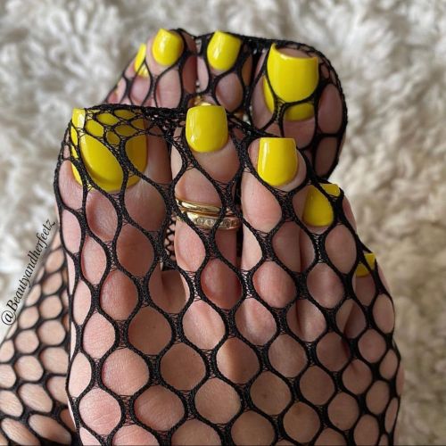 fishnetfeetobsession: Fishnet Friday! #yellowpedicure #yellownails #blackfishnet @beautyandherfeetz 