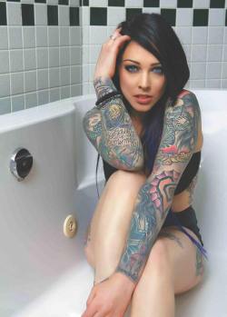 tattooedwomenarebeautiful:  Modèle: Chelsea