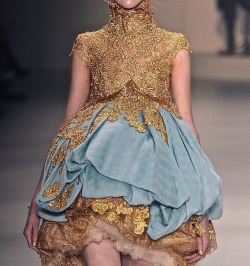 princesse-pastel-rose:  Gold and blue tulle gown by liliya hudyakova  I think this design is based on the ‘FW14 ready to wear collection’ by Samuel Cirnansck