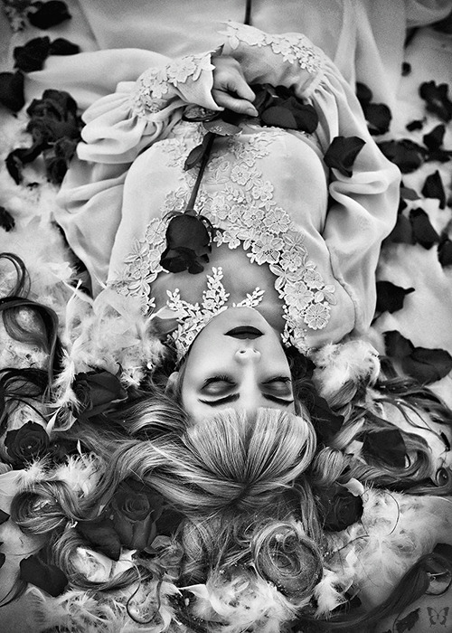 whitesoulblackheart:  Sleeping Beauty by Rebeca Saray © FB / Website / Flickr