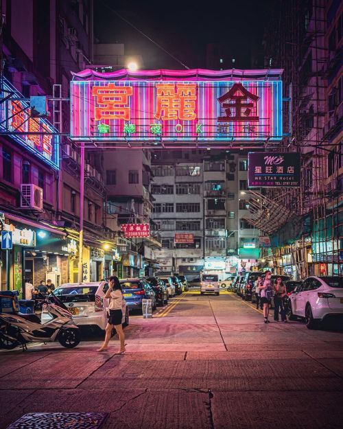 welcome back #neonlights #hongkong #discoverhongkong #nightshooters #streetphotography #theimaged #フ