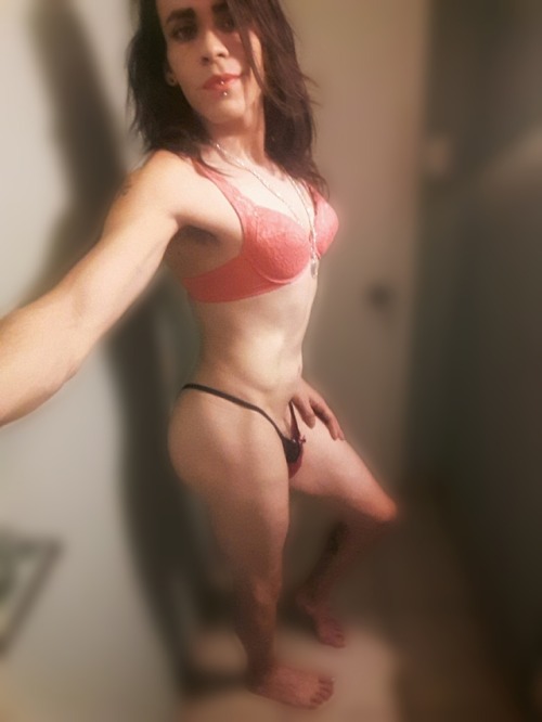 elli-nicole:  One from a few weeks ago that I forgot to post 😅 that bra is my fave.  Plz like and share me 😘