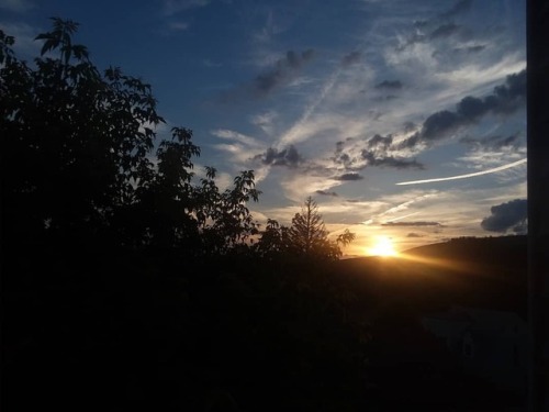 I do love a sunset. #sunset #beautiful #nature #beautifulberkshires #northadams #clouds #sky #cloudp