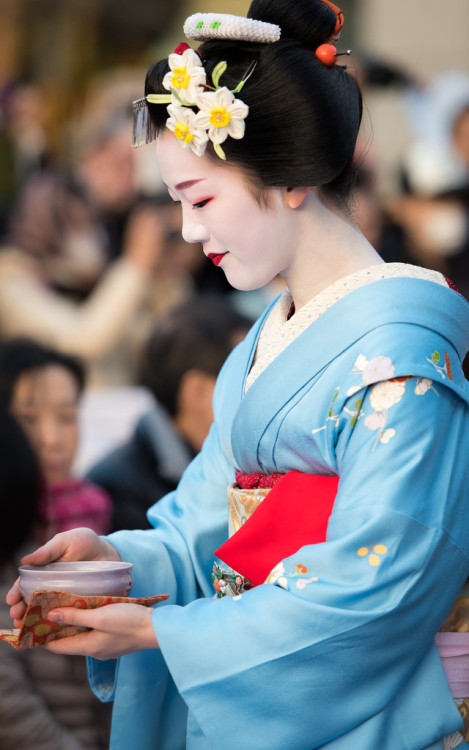 geisha-kai: March 2016: maiko Tomitae serving green tea by  byzanceblue on Flickr She’s now a geiko!