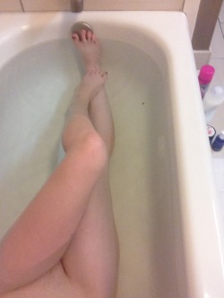 nakeddarlin:  Bath time