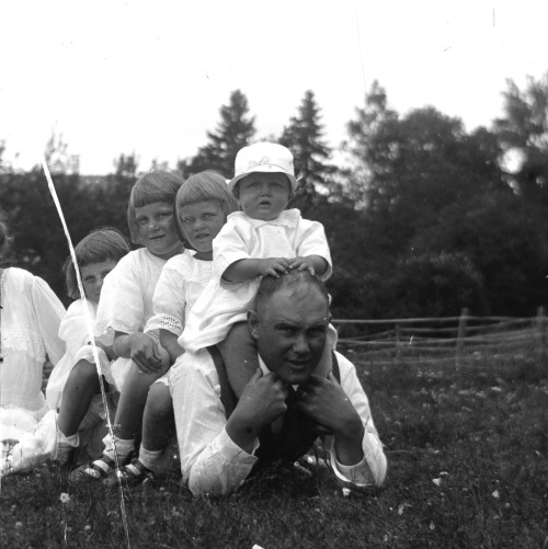 David Brundin with his children Sören, Eva, Karin and Ingrid. 1923. Sweden.