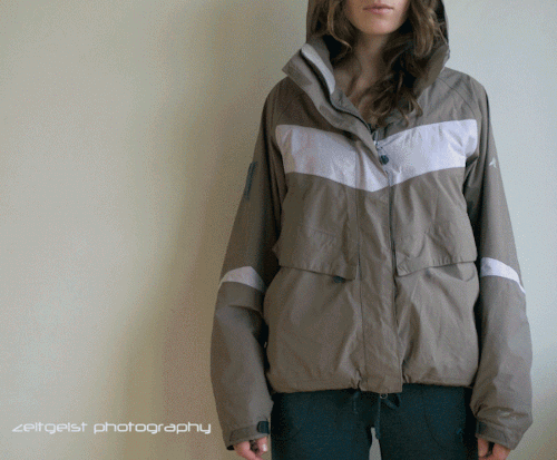 dressedanssedxclothedunclothed:  Undressing that hot babe