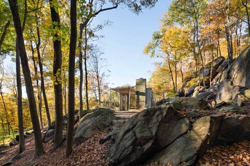 thekhooll:Pound Ridge HouseKieranTimberlakeThe site for this home is a south-facing, boulder-strewn escarpment that rises over a hundred feet, from a wetland to the top of a ridge. The owners were drawn to the almost magical sense of tranquility they
