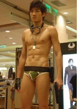 evianguy:  Hawt Asian Stud!