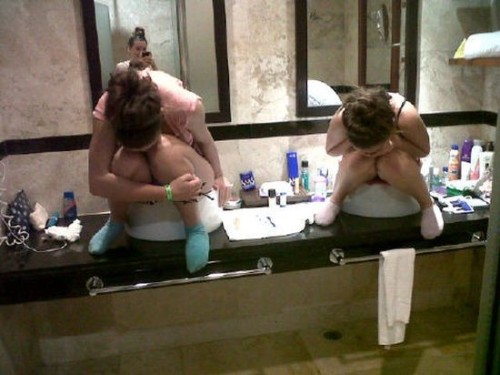 Pee like a woman and girl pissing the bed