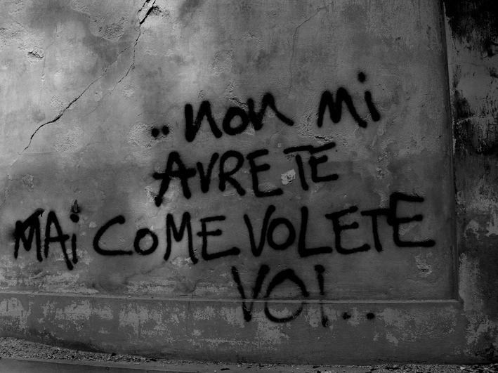 sophielofy:  Scritta su un muro di un ex ospedale psichiatrico.