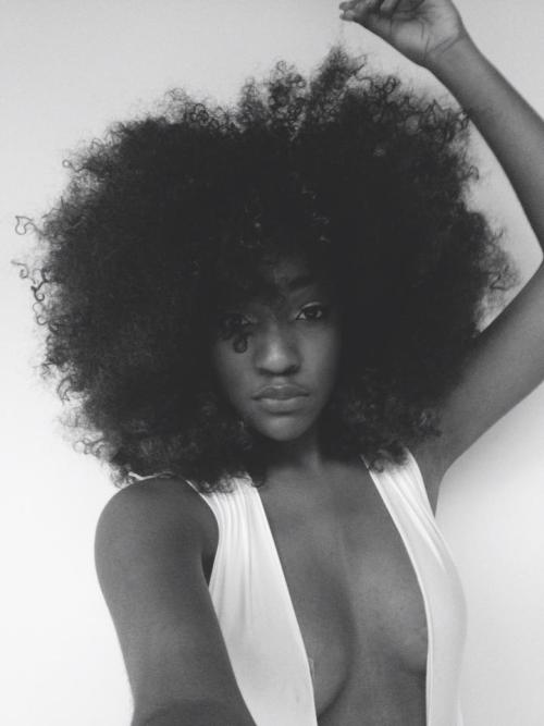 fuckyeahdarkgirls:Hey everyone :D My name’s Zoë. I’m 16. FOLLOW ME <3
