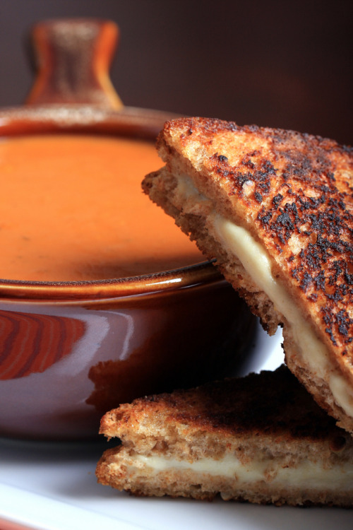 just4thehealthofit:  amazingveganfood: Vegan Grilled Cheese with Smoky Tomato Soup[Recipe at Link]   + a catthe perfect trio