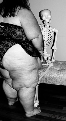 catay:  (via Clearly, the fat chick is not the only one looking forward to a new skele-porn season! : Photo of the Week : Cat’s House of Fun : Catay.com)