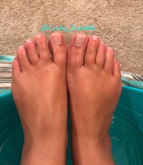 Soaking my feet in moisturizing oils before a pedi to keep them nice and soft  #feet port #footfetis