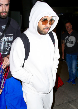 celebritiesofcolor:Drake returns to Los Angeles on a flight at LAX.