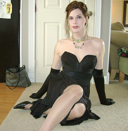 tgirlfantasy:  heels and hose and mini skirts, all pretty bois as women touch. Follow