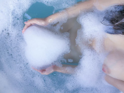 accioleesi:  bubble baths are one of my favorite past times&lt;3