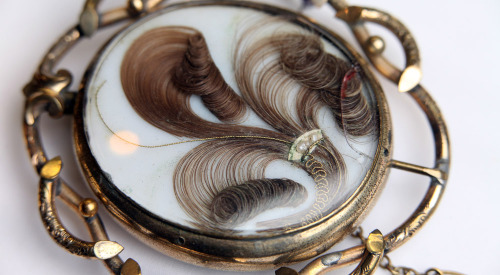 the-art-of-mourning - Victorian mourning hair brooch.Source
