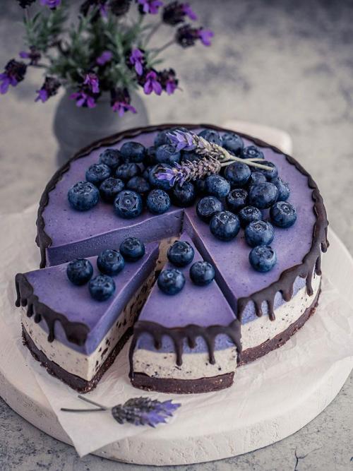 foodmyheart: Stracciatella maqui berry and white chocolate cake Source: reddit.com/r/foodpor