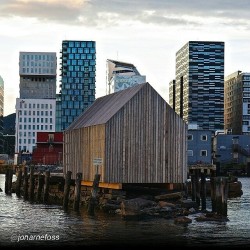 By @jonarnefoss &ldquo;Bolig i tre eller stål og betong? Det ble fin kontrast da arkitektstudenter fikk plassert naustet foran barcode komplekset i Bjørvika i Oslo.  Living in wood or steel and concrete? It was nice contrast when architecture students