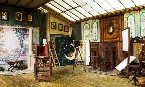 mymodernmet:  Artist Constructs Intricately Detailed Miniature Replica of 1900s Photo Studio 