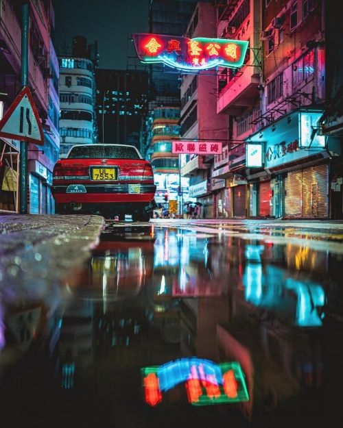 Last Neon #hongkong #discoverhongkong #nightshooters #puddlegram #streetphotography #theimaged #香港 #