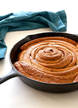 foodffs:  giant skillet cinnamon roll  Really nice recipes. Every hour.