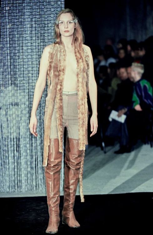 maryjopeace: MAISON MARTIN MARGIELA | FALL/WINTER 2001 it.pinterest.com/pin/4782964229080995