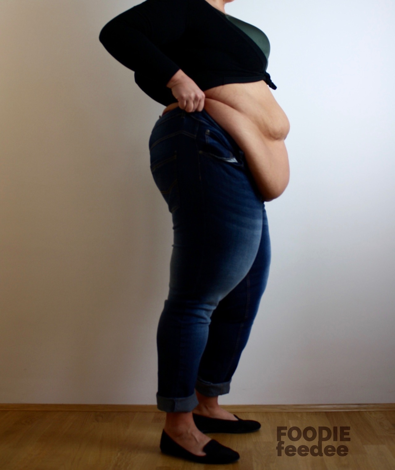 foodiefeedee:  high quality pants holding back bulging belly 