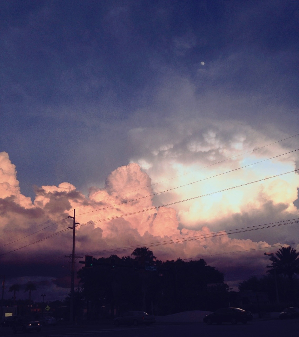 slayboybunny:  Y’all…. I think the sky is flirting with me 