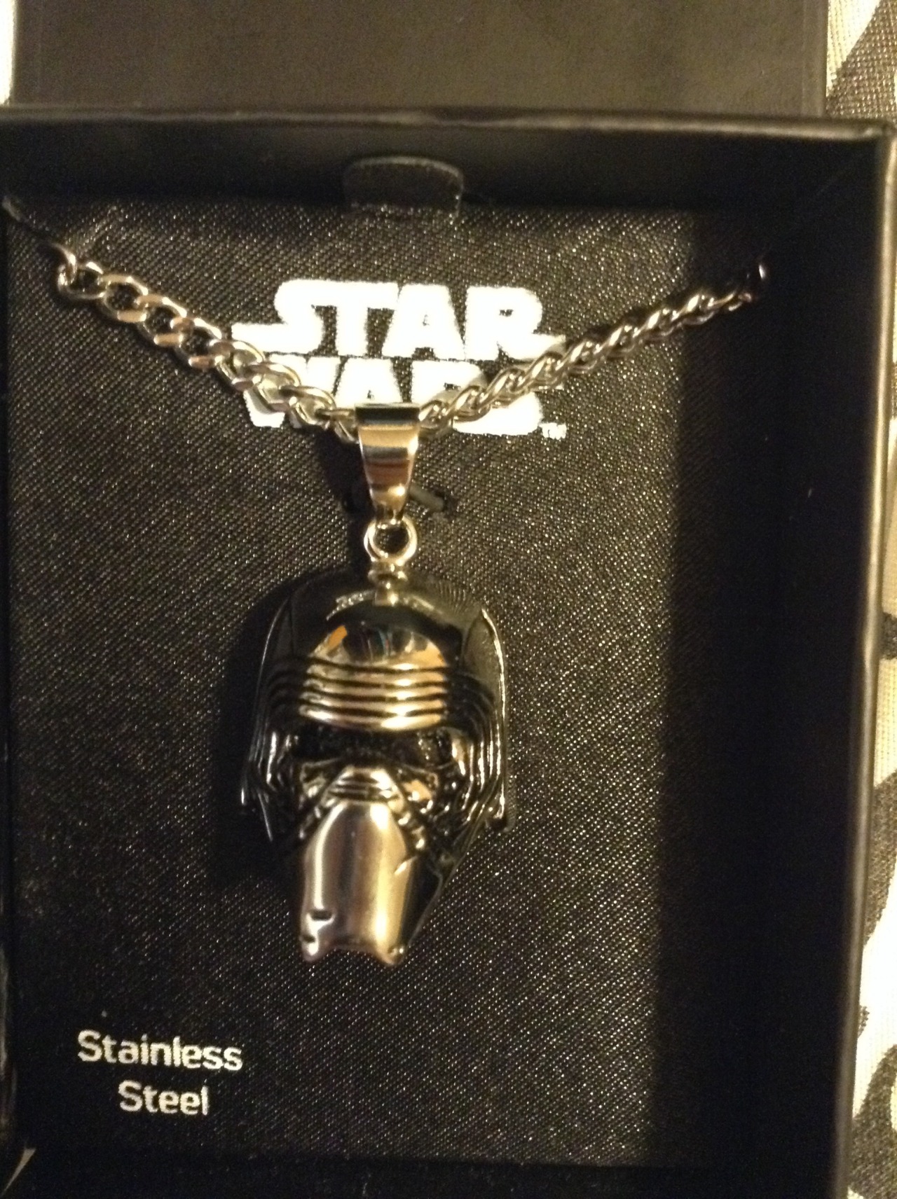 givemekyloren:  rylokn:  I love it  who NEEDS DIAMOND RINGS WHEN YOU CAN HAVE A STAINLESS