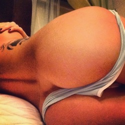 thatsexgirl:  ournaughtydiary:  http://ournaughtydiary.tumblr.com/  Oh my. What a perfect ass. Nom.  Great shot.