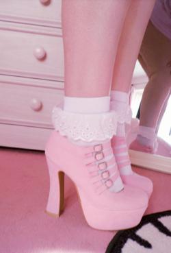 xpinkrosehimex:  Obsessed with my cute shoes! ❤